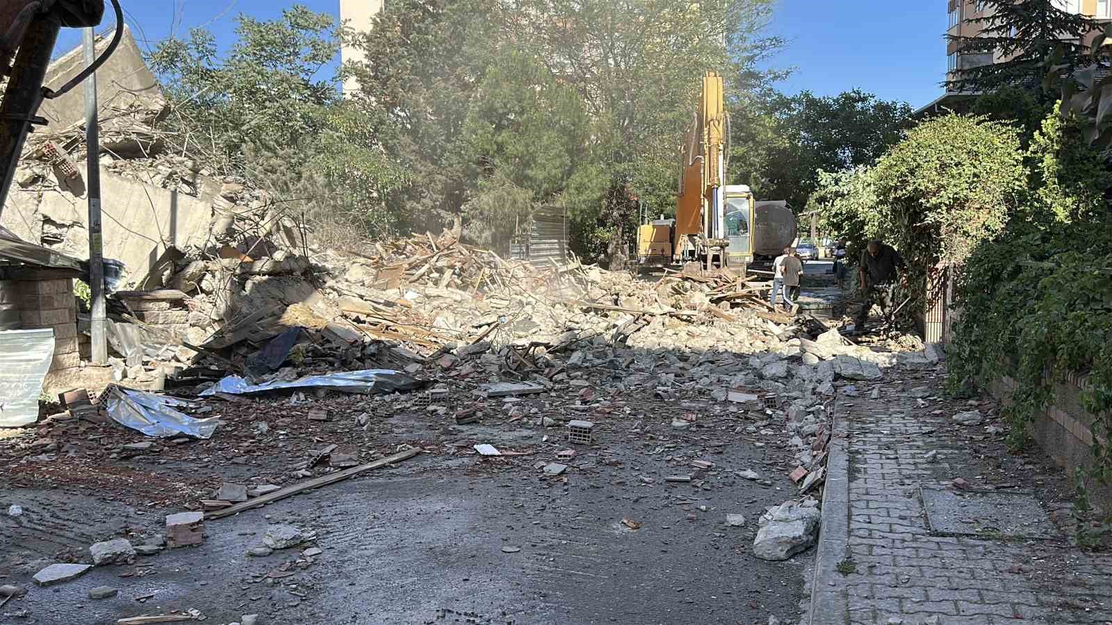 Maltepe’de faciadan dönüldü: 11 katlı bina yıkım sırasında çöktü 
