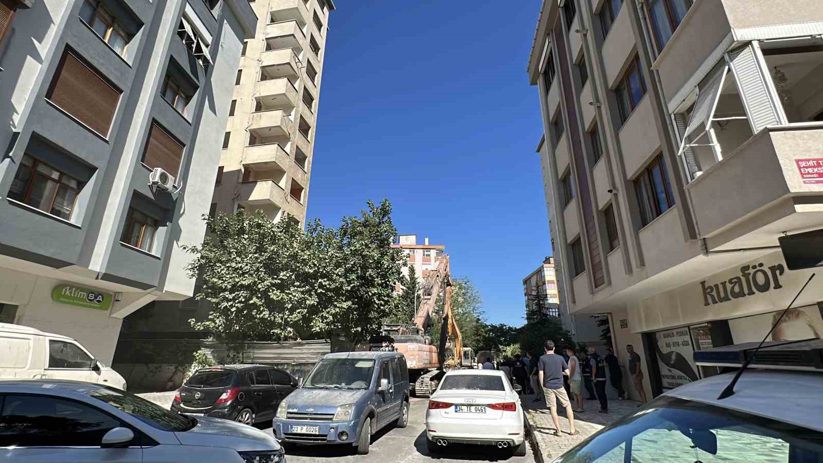 Maltepe’de faciadan dönüldü: 11 katlı bina yıkım sırasında çöktü 