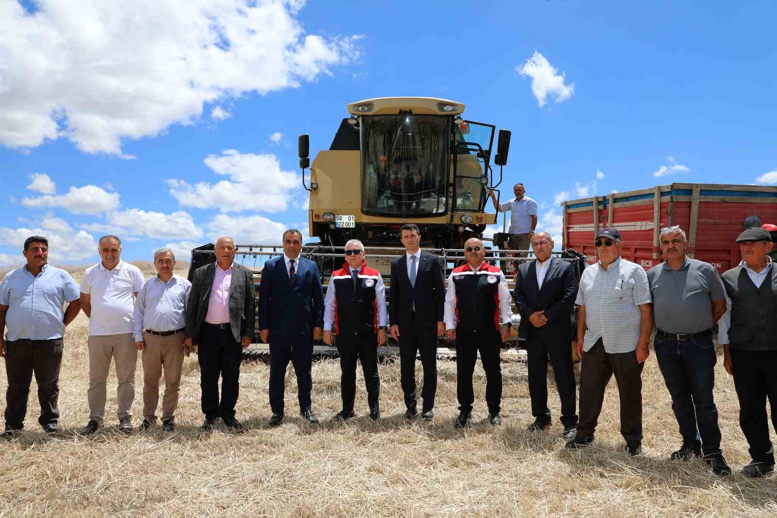 Sivas’ta ilk hububat hasadı Vali Yılmaz Şimşek tarafından gerçekleştirildi 