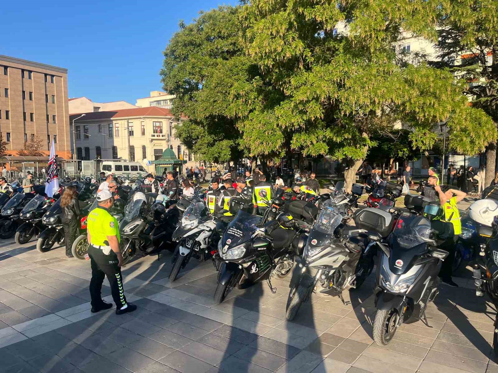 Motosiklet sürücüleri kuralları ve yöntemleri uzmanından dinledi 