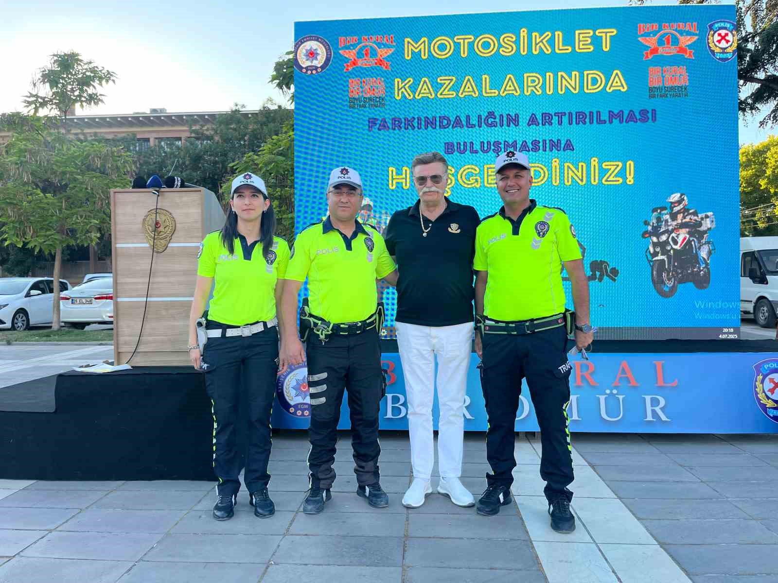 Motosiklet sürücüleri kuralları ve yöntemleri uzmanından dinledi 