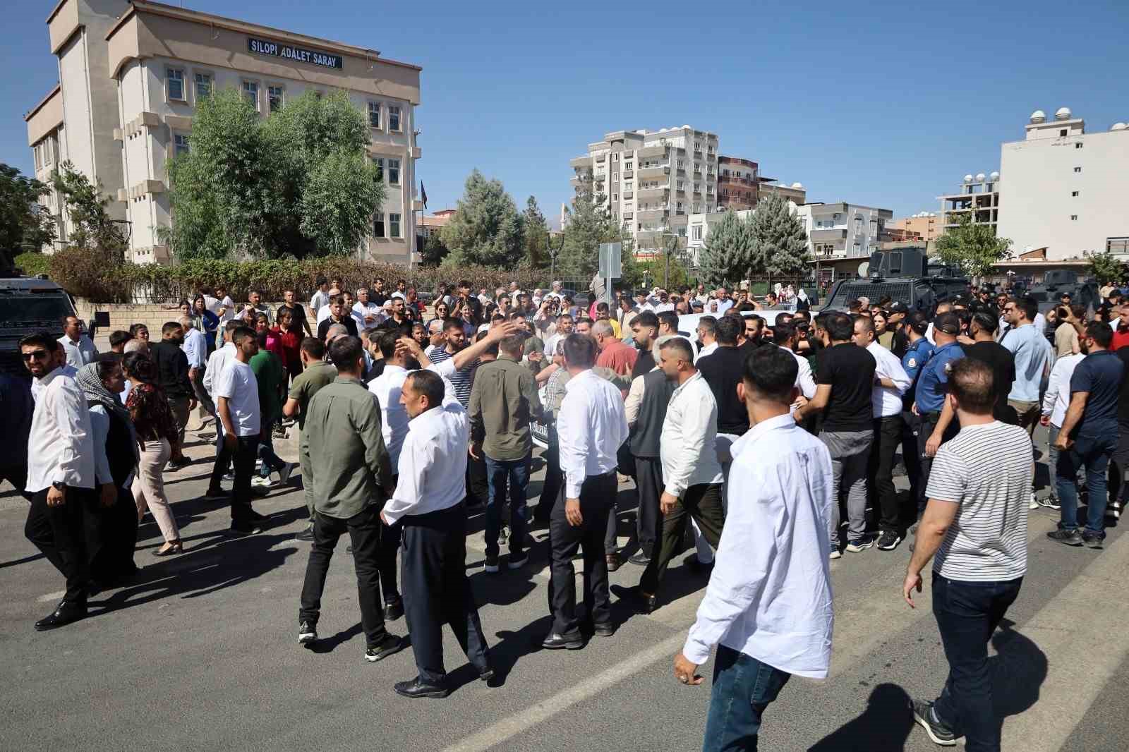 Silopi’de DEM Parti yürüyüşüne tepki gösteren bir kişi darbedildi 