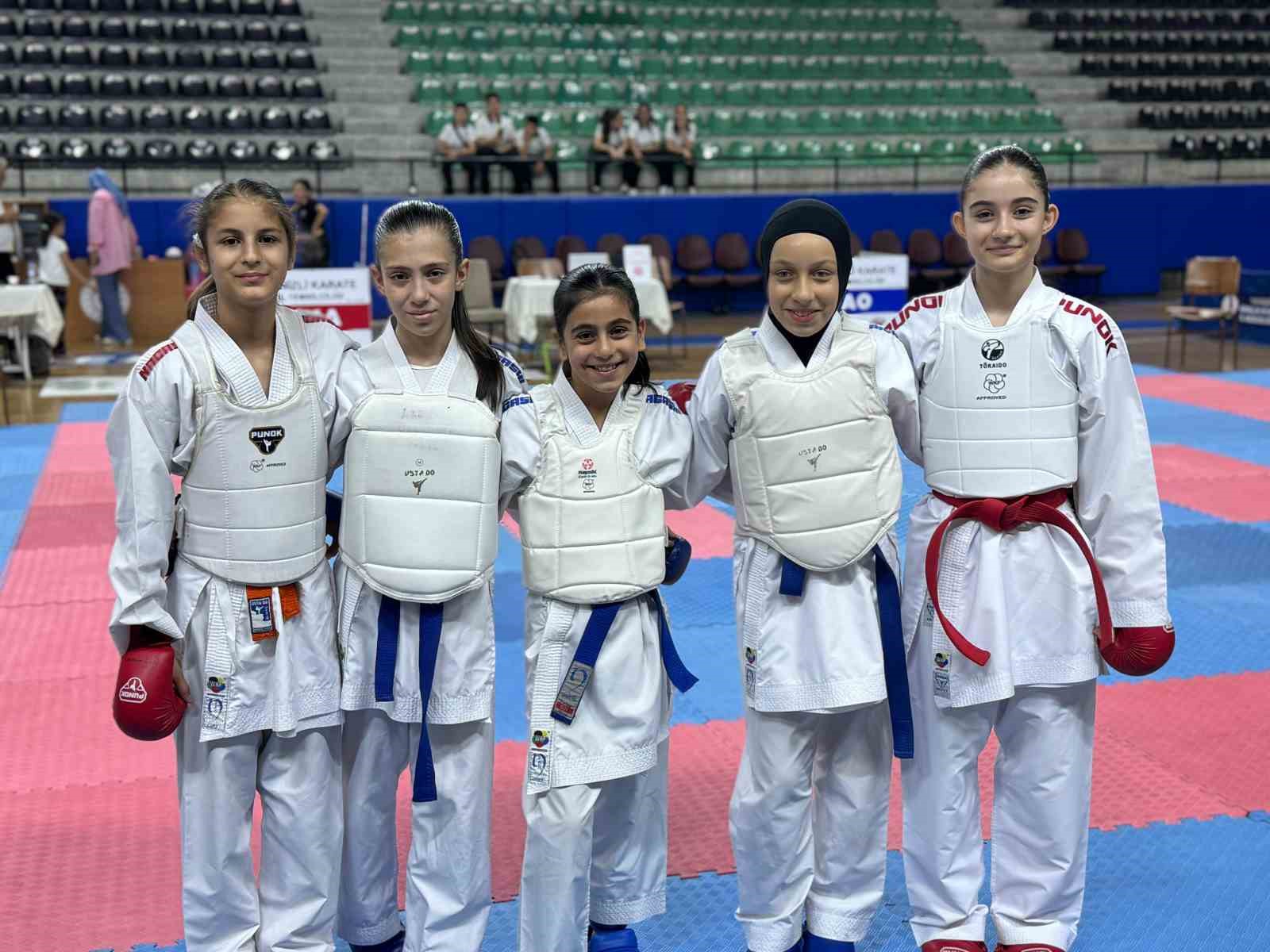 Manisalı kız ve erkek karateciler Analig Bölge şampiyonu oldu 