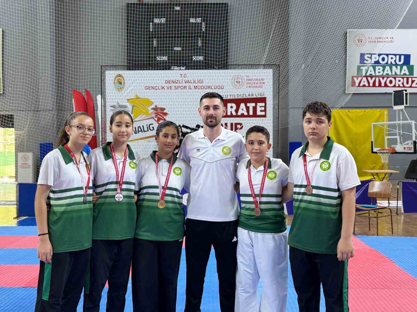 Manisalı kız ve erkek karateciler Analig Bölge şampiyonu oldu 