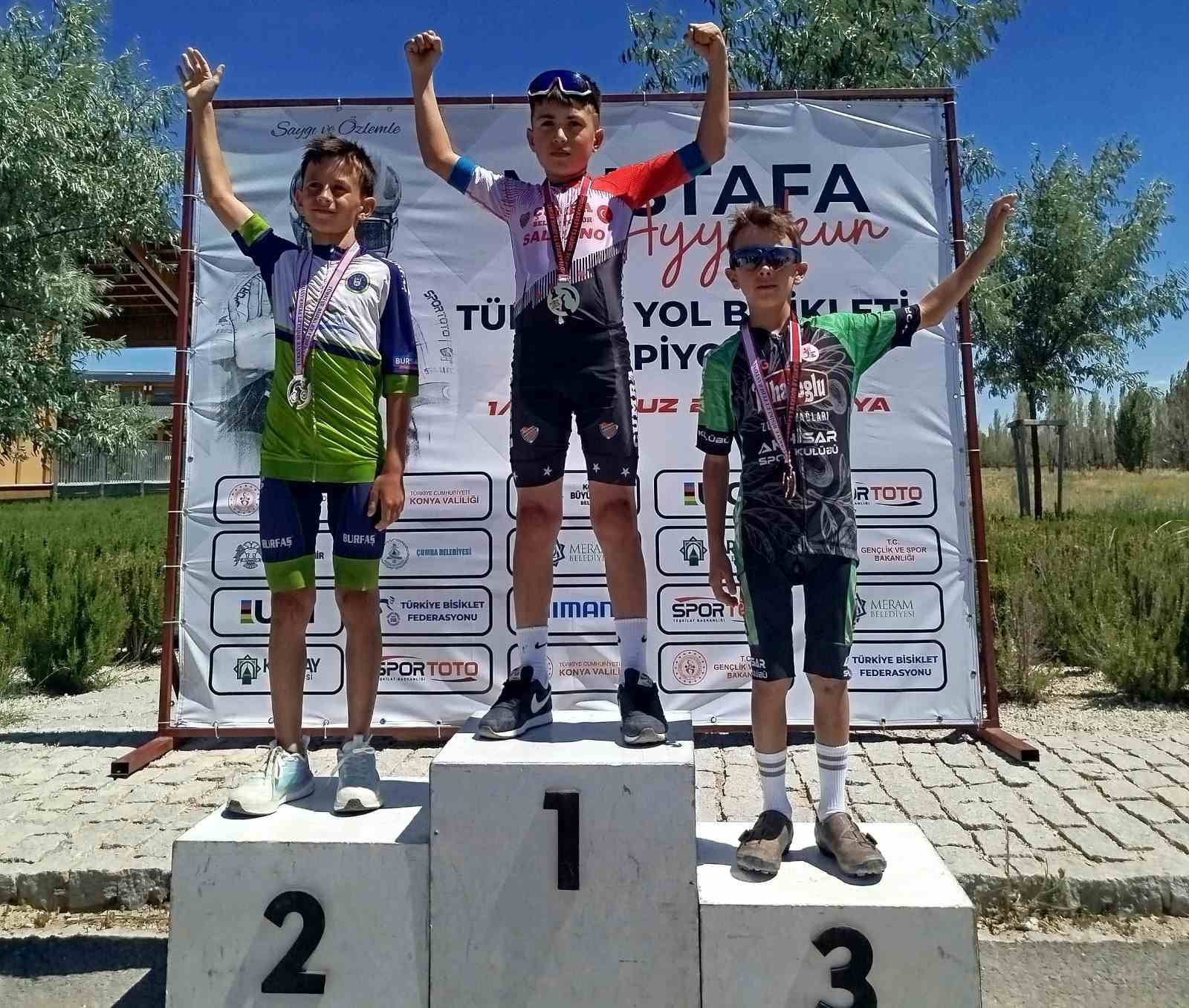 Akhisarlı pedallar Türkiye Şampiyonası’nda madalyaları kaptı 