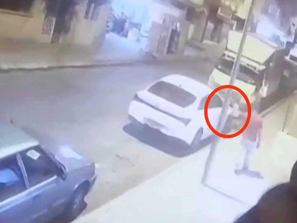 Siirt’te aniden yola çıkan çocuğa aracın çarptığı anlar kamerada 