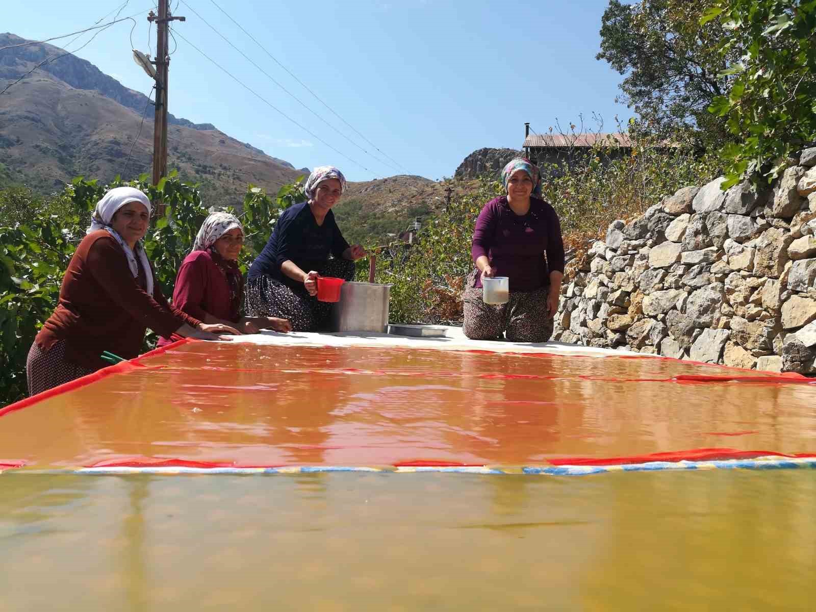 Erzincan’da kazanlar pestil için kaynıyor 