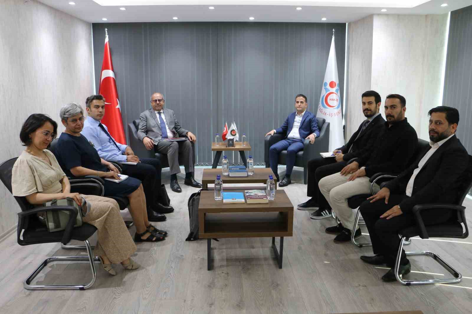 ILO Türkiye Ofisi Direktörü Hassan, HAK-İŞ Diyarbakır İl Başkanı Aküzüm ile görüştü 