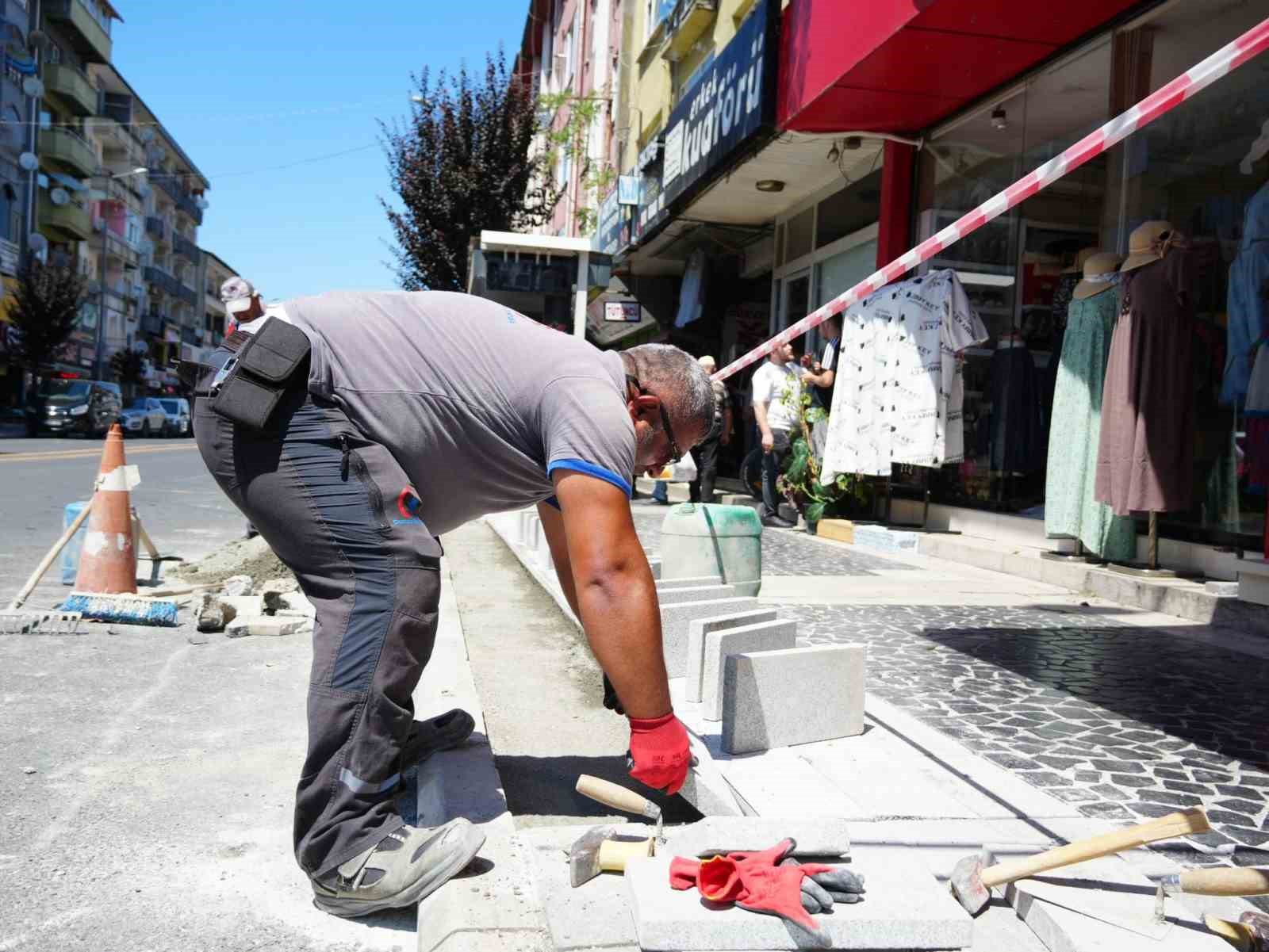 Kaldırım düzenlemeleri devam ediyor 