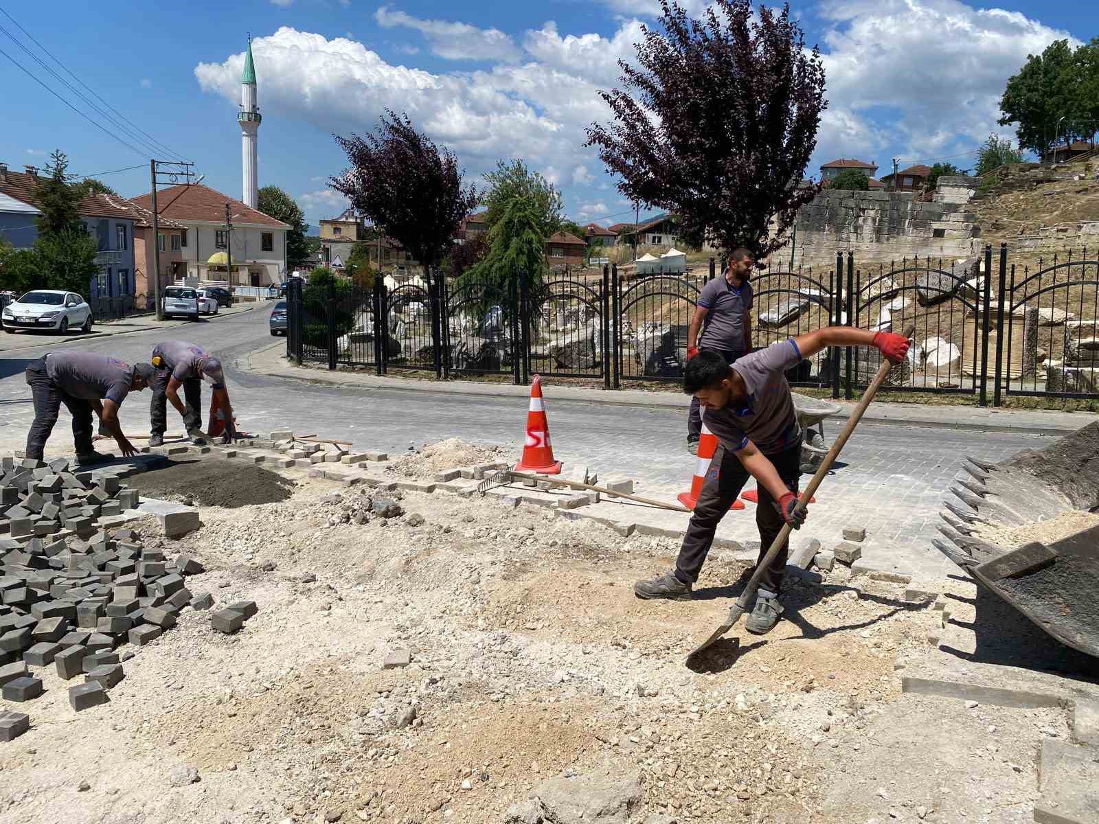 Kaldırım düzenlemeleri devam ediyor 