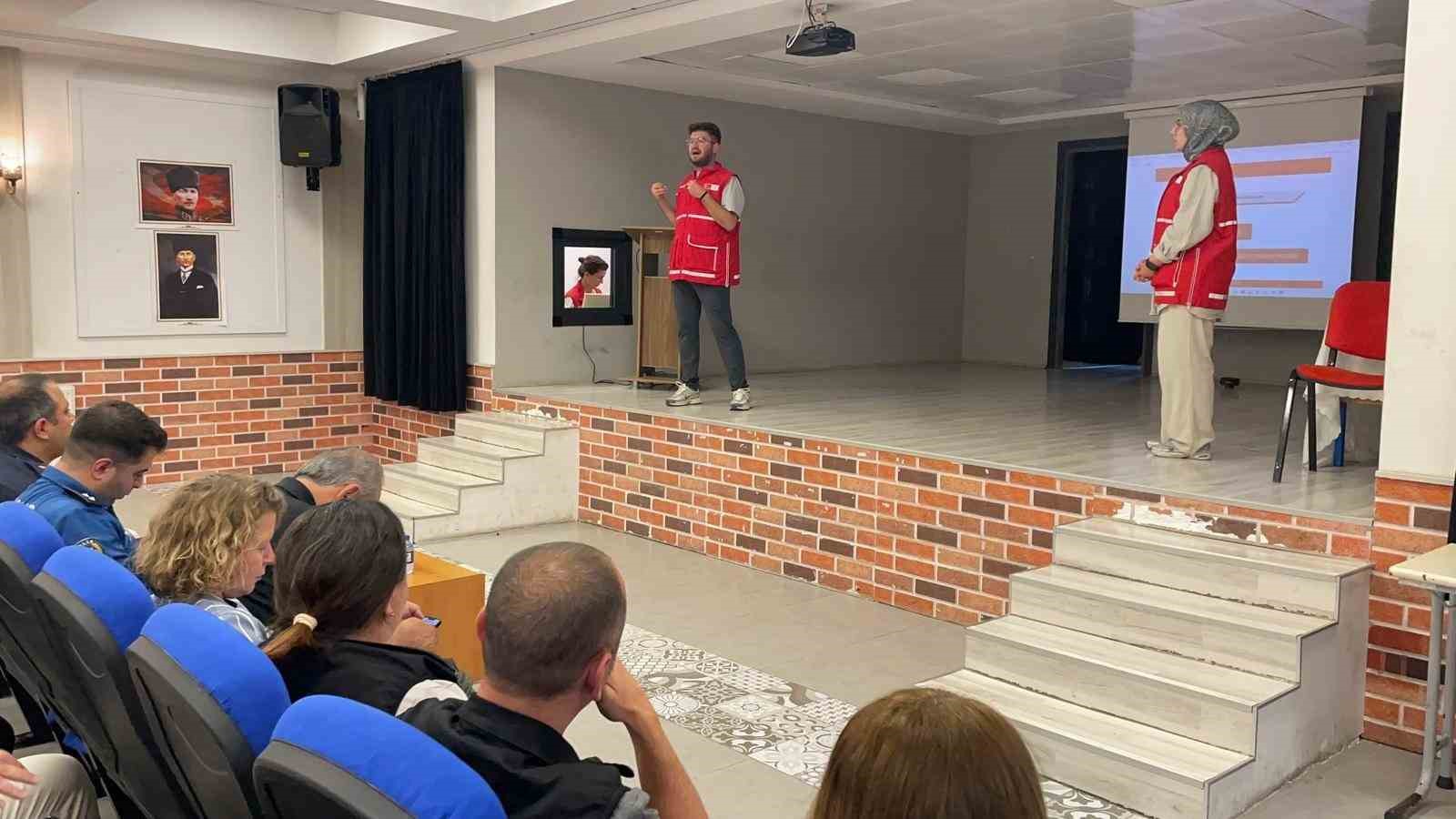 Köy ve mahalle muhtarlarına ilkyardım eğitimi verildi 