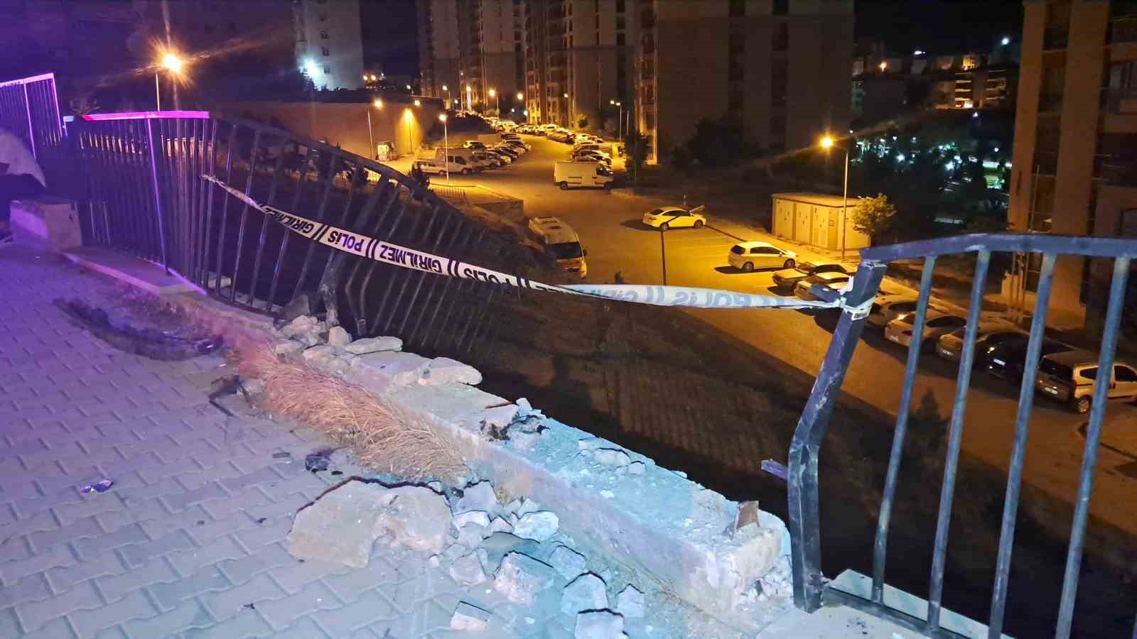 Karaman’da kontrolden çıkan otomobil demir bariyere çarparak asılı kaldı 