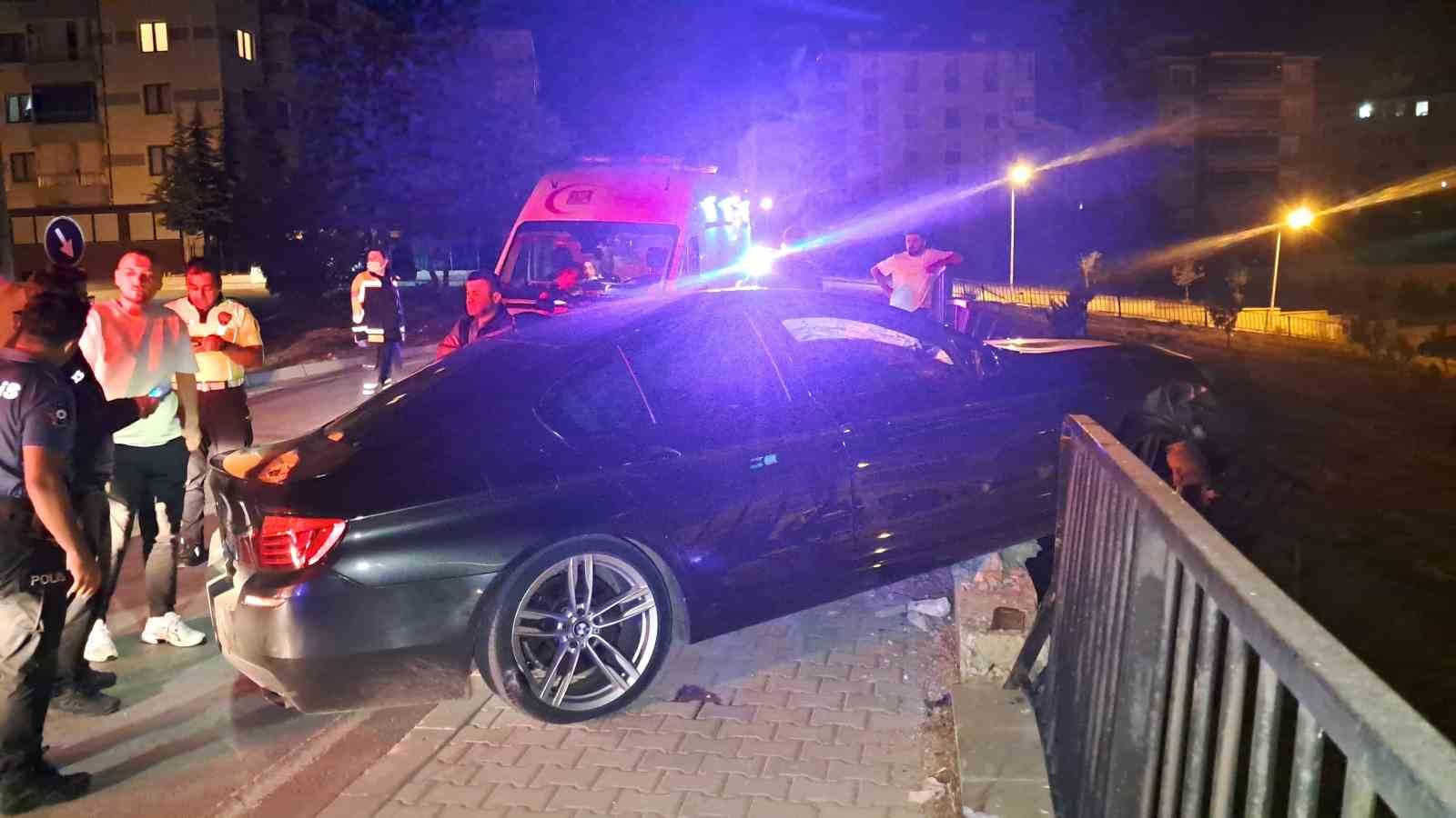 Karaman’da kontrolden çıkan otomobil demir bariyere çarparak asılı kaldı 