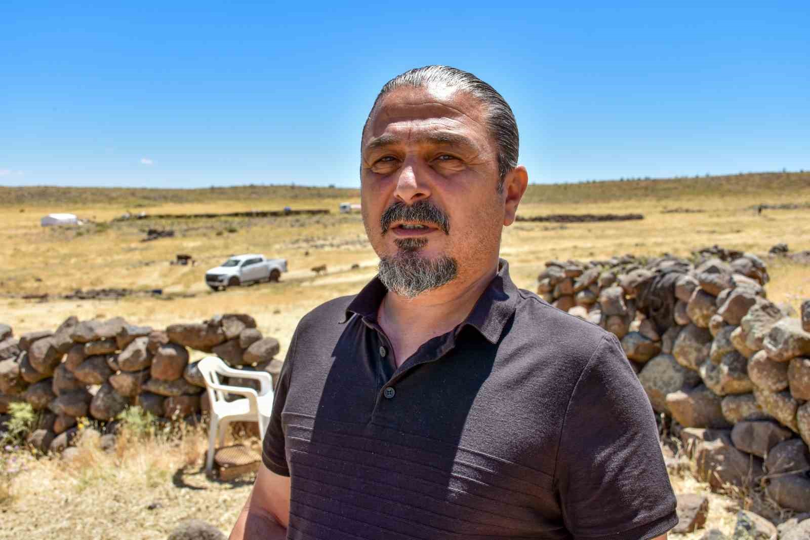 Diyarbakır’da yaylada kalan besicilerin hayvanlarına tankerlerle su taşınıyor 