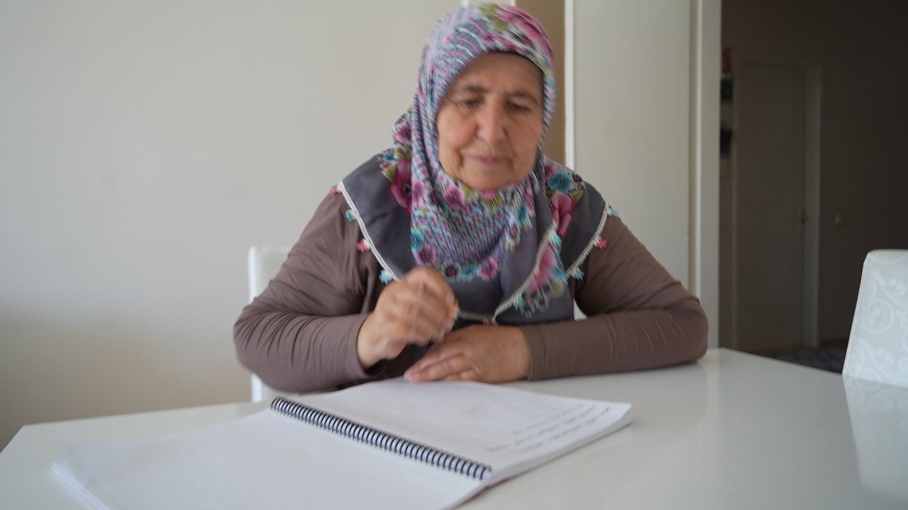 64 yaşında azmiyle okuma yazma öğrendi: 
