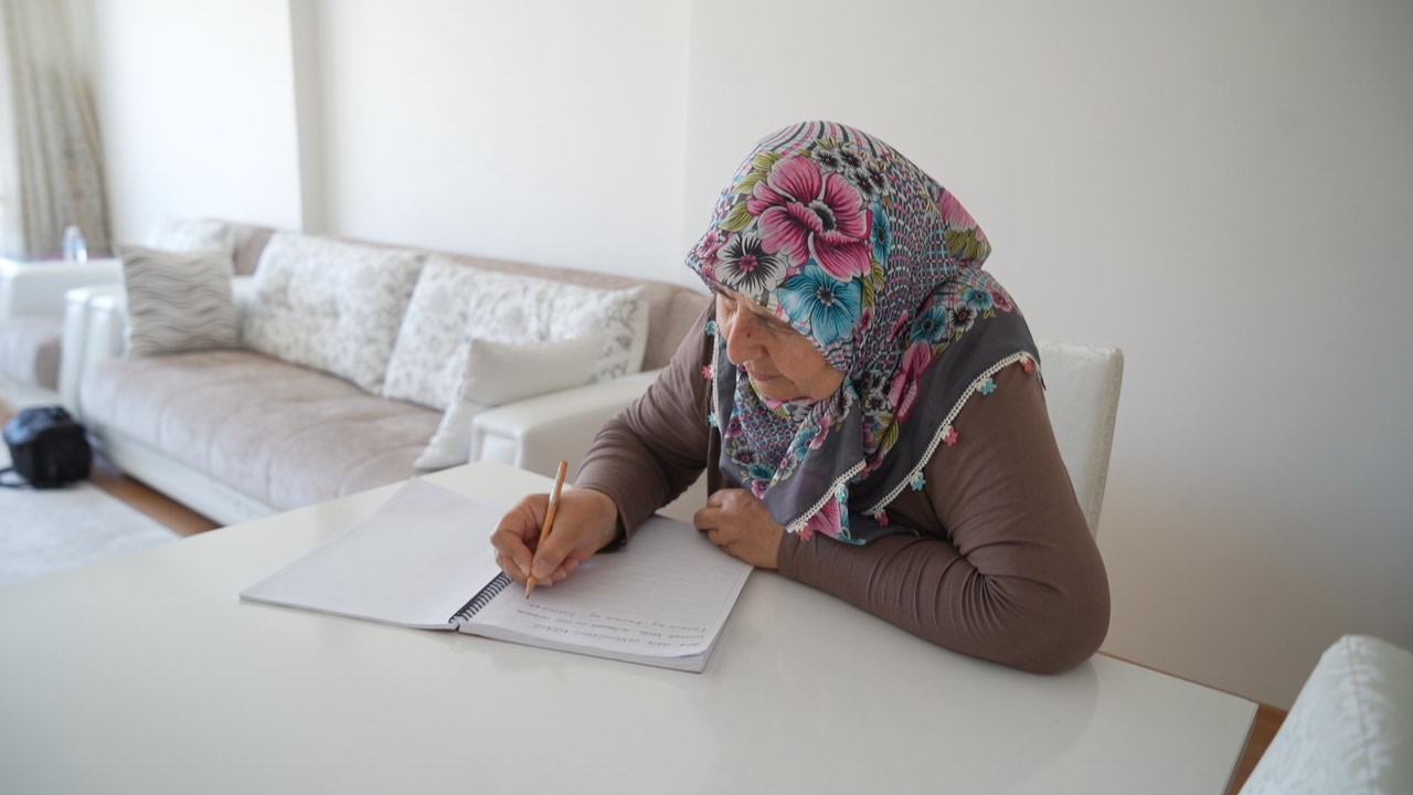 64 yaşında azmiyle okuma yazma öğrendi: 