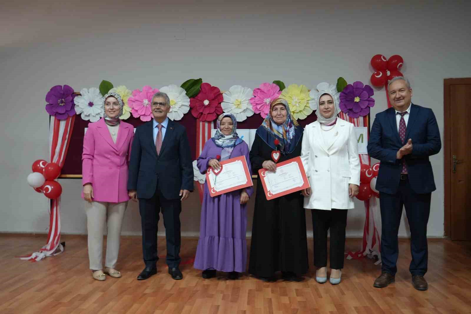 64 yaşında azmiyle okuma yazma öğrendi: 