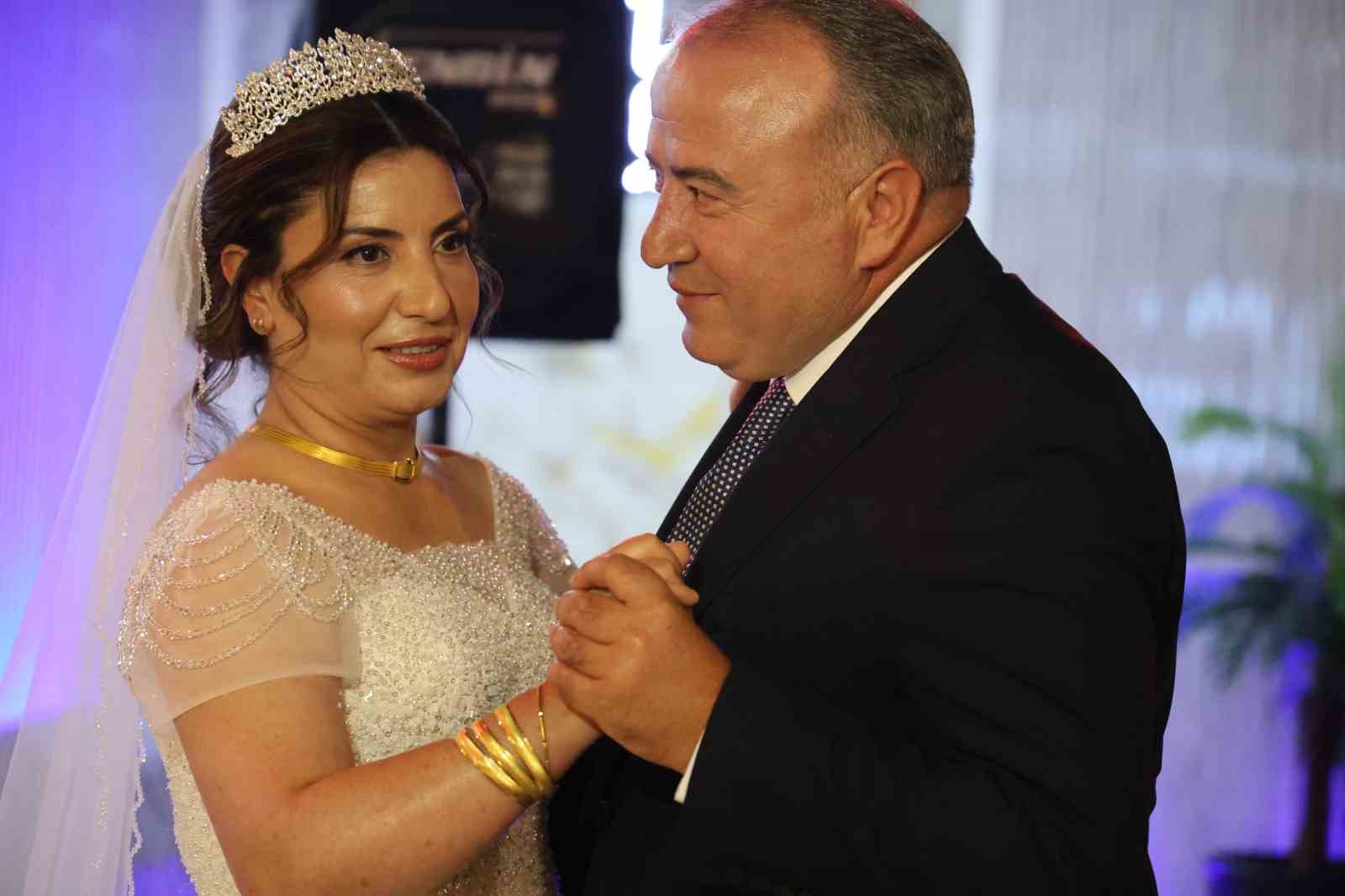 Liseli sınıf arkadaşları 34 yıl sonra karşılaştı, görüşme düğünle sonuçlandı 
