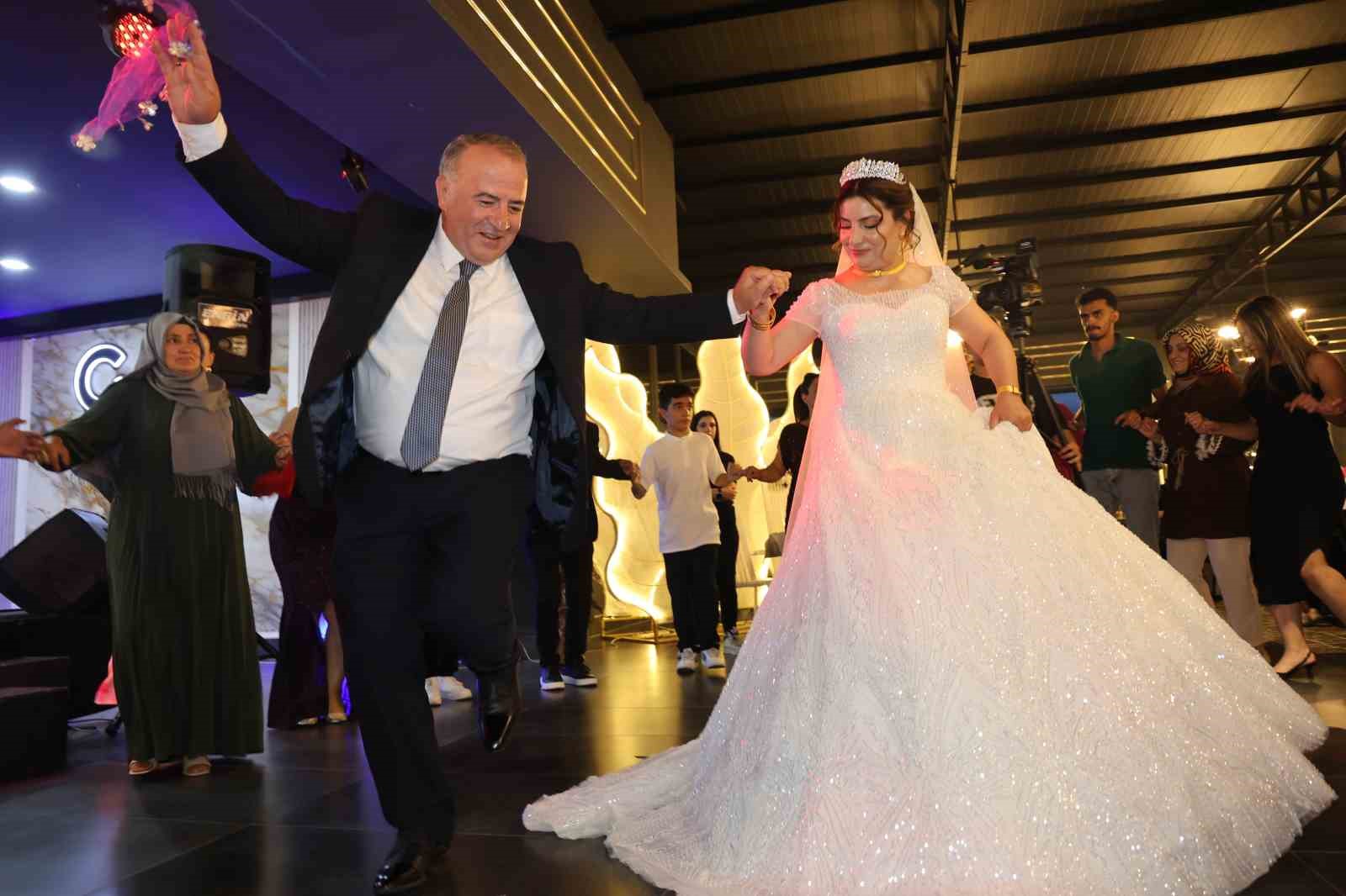 Liseli sınıf arkadaşları 34 yıl sonra karşılaştı, görüşme düğünle sonuçlandı 