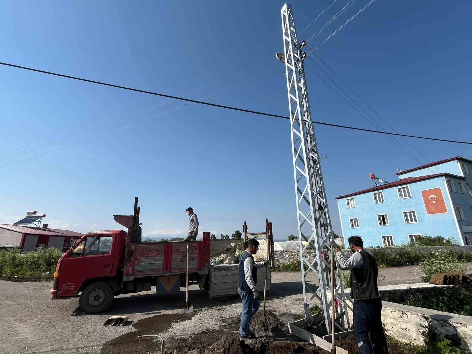 Kars’ta ARAS elektrik köylerde elektrik direklerini yeniliyor