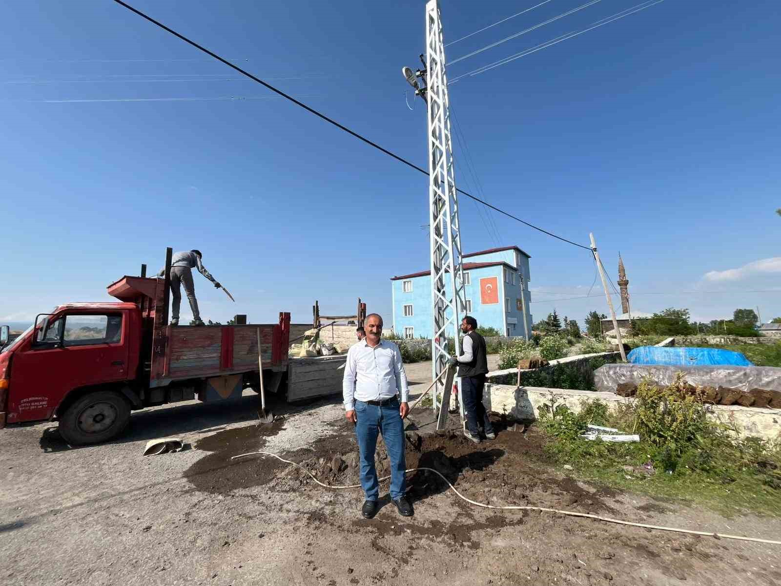 Kars’ta ARAS elektrik köylerde elektrik direklerini yeniliyor 