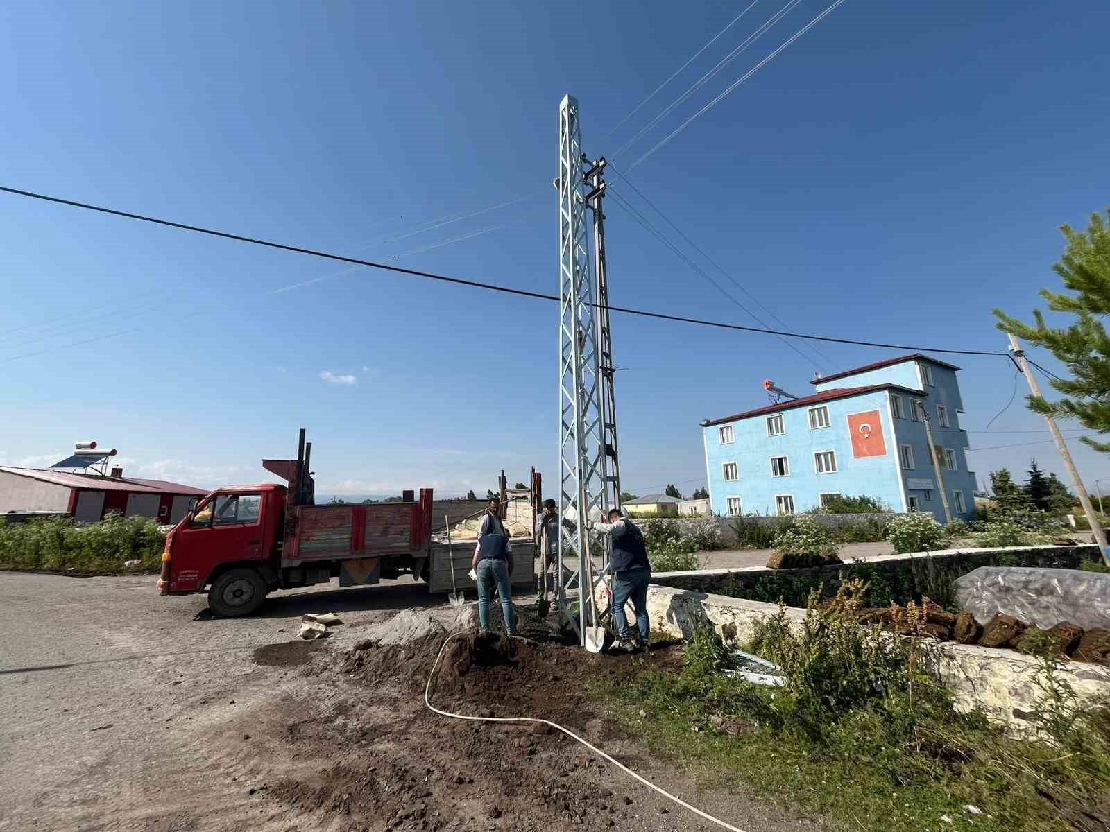 Kars’ta ARAS elektrik köylerde elektrik direklerini yeniliyor 