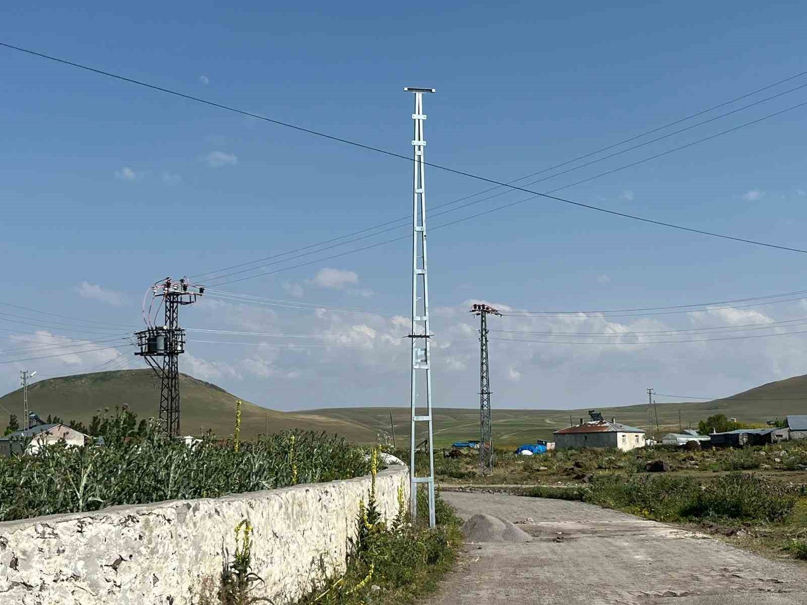 Kars’ta ARAS elektrik köylerde elektrik direklerini yeniliyor 