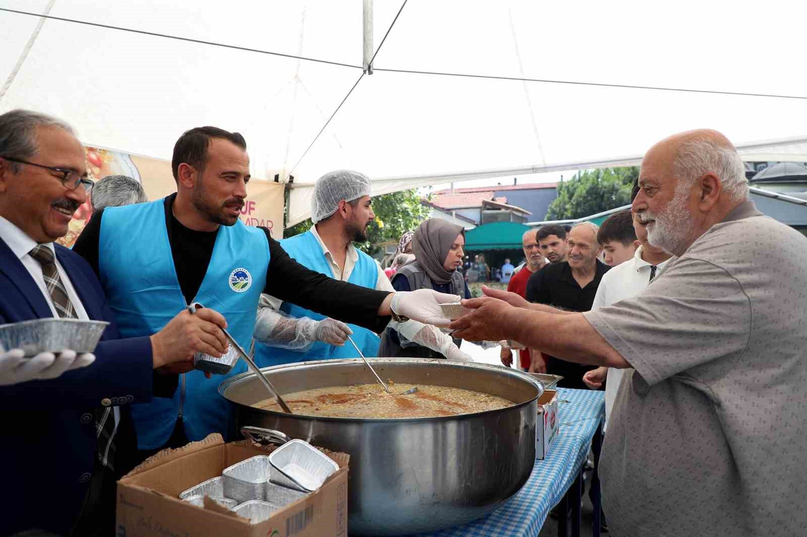 Binlerce kişiye aşure bereketini ulaştırdılar 