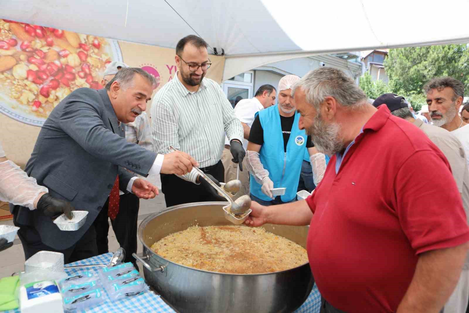 Binlerce kişiye aşure bereketini ulaştırdılar 