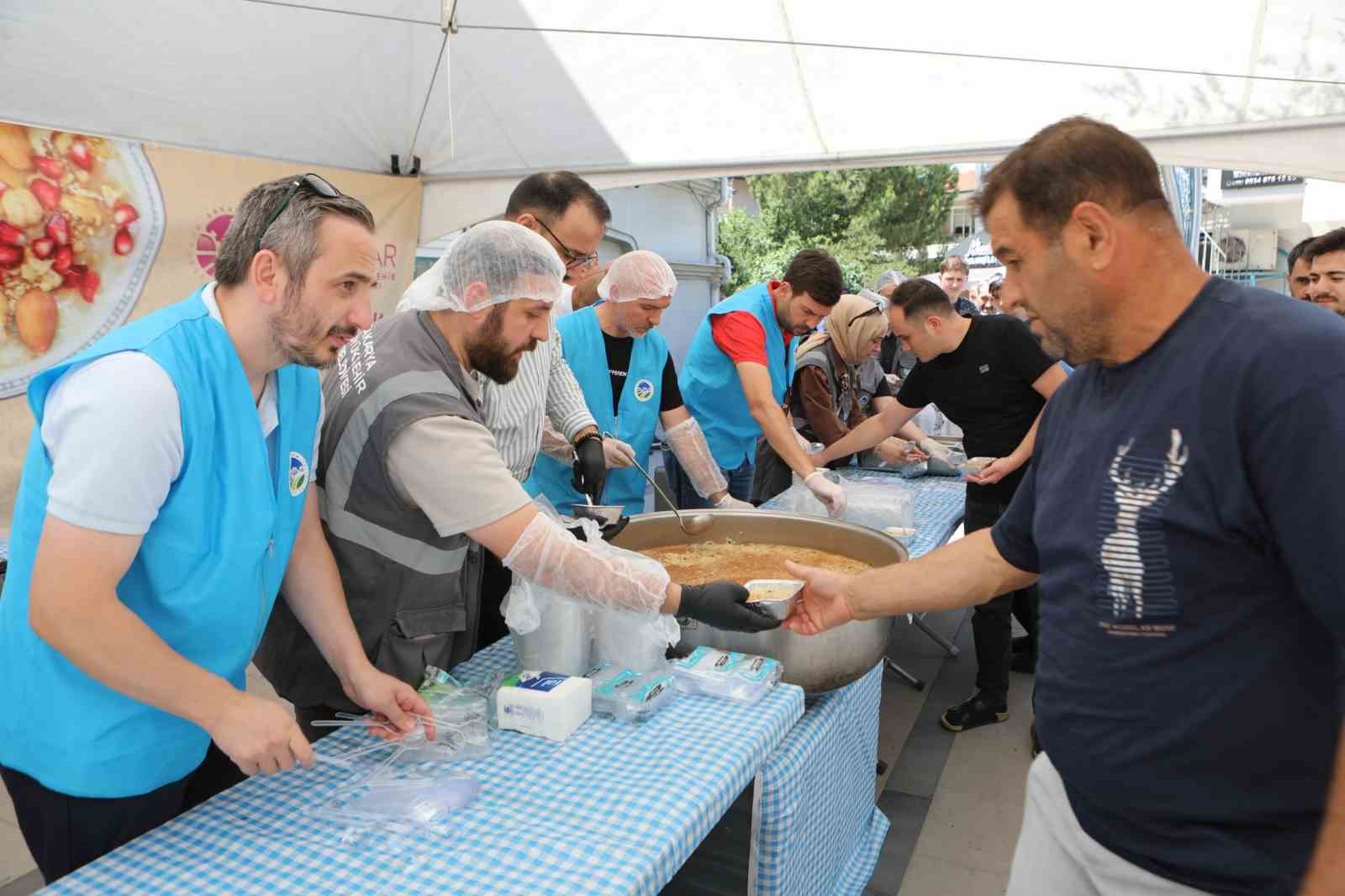 Binlerce kişiye aşure bereketini ulaştırdılar 