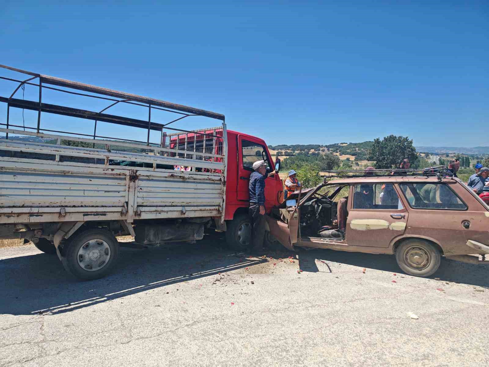 Balıkesir İvrindi’de otomobil ile kamyonet çarpıştı; 8 yaralı 