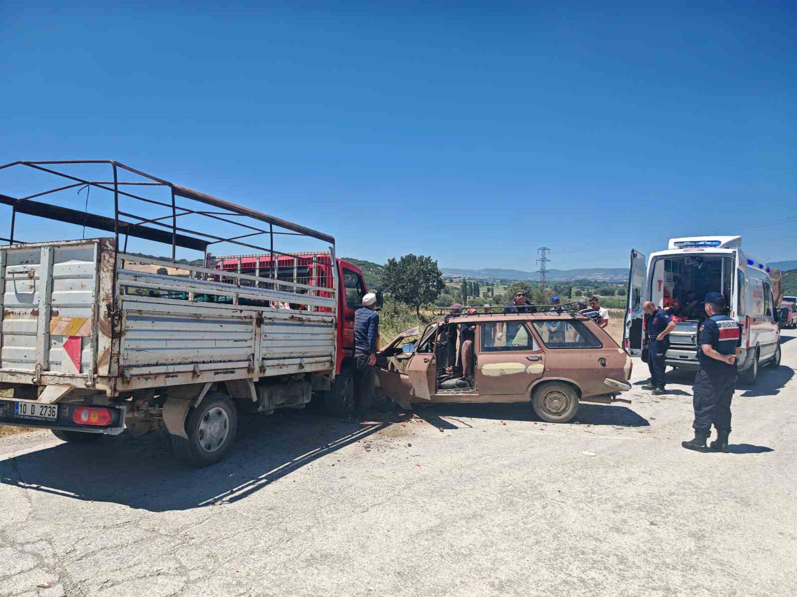 Balıkesir İvrindi’de otomobil ile kamyonet çarpıştı; 8 yaralı 