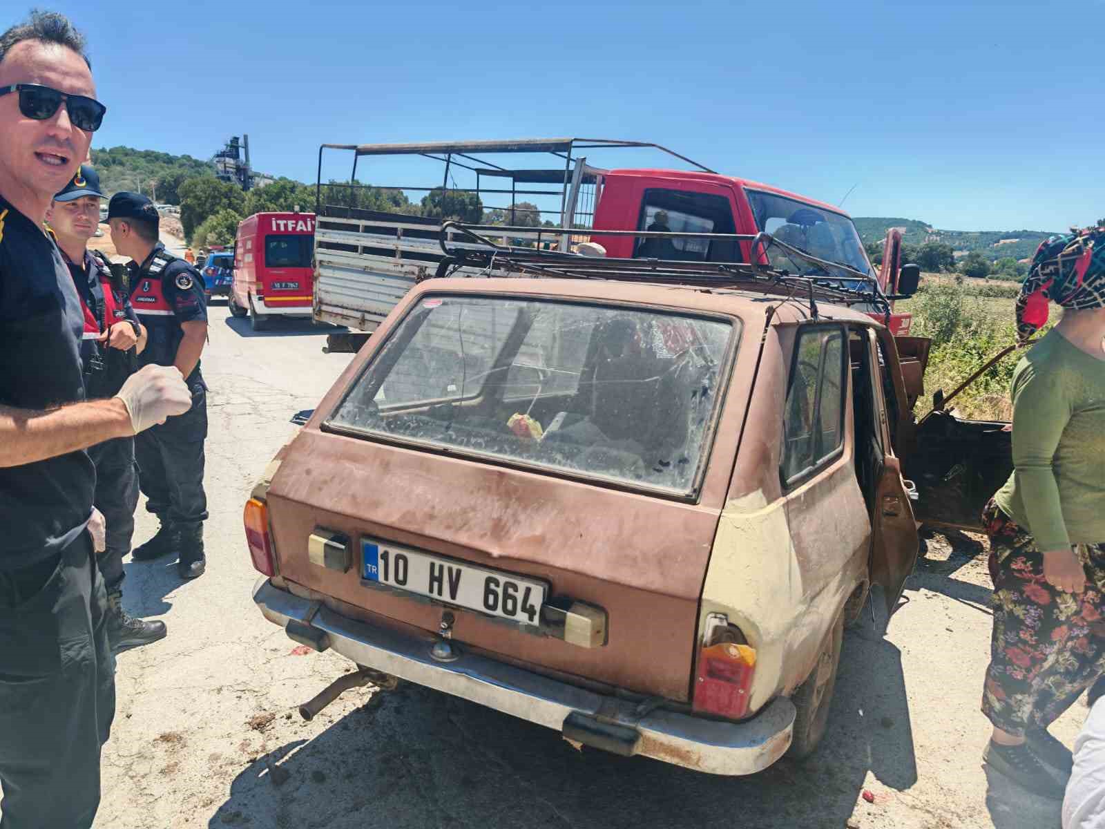 Balıkesir İvrindi’de otomobil ile kamyonet çarpıştı; 8 yaralı 