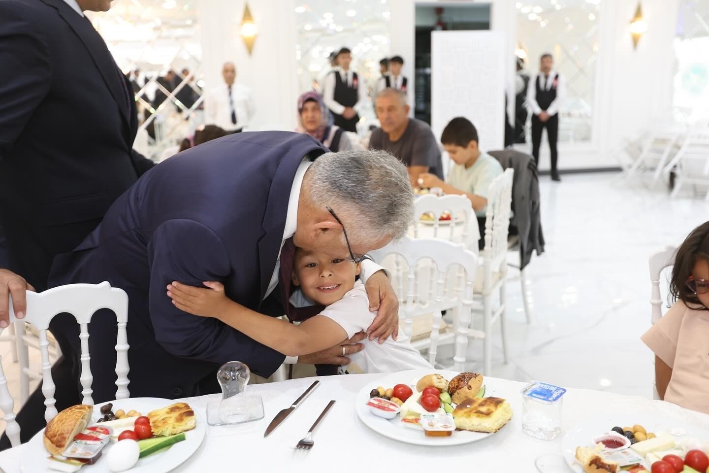 Başkan Büyükkılıç, yetim ve özel çocuklarla buluştu 