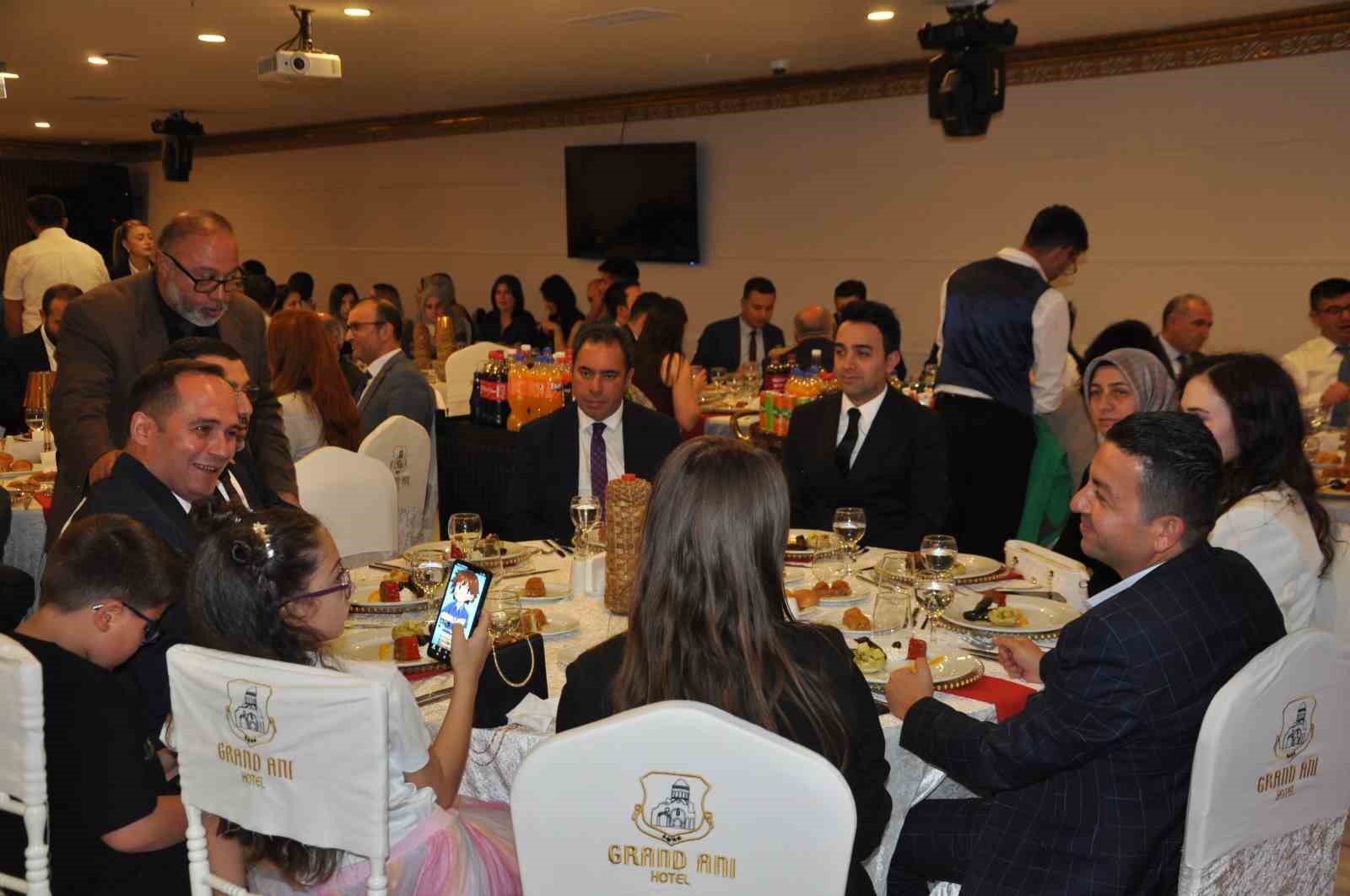 Kars’ta hakim ve savcılar veda yemeğinde bir araya geldi 