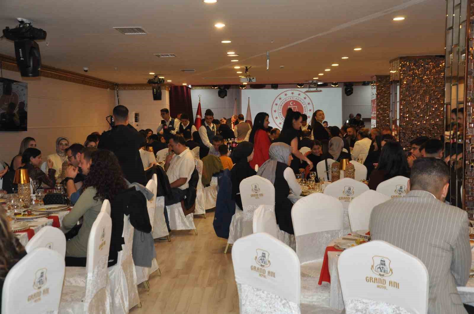 Kars’ta hakim ve savcılar veda yemeğinde bir araya geldi 