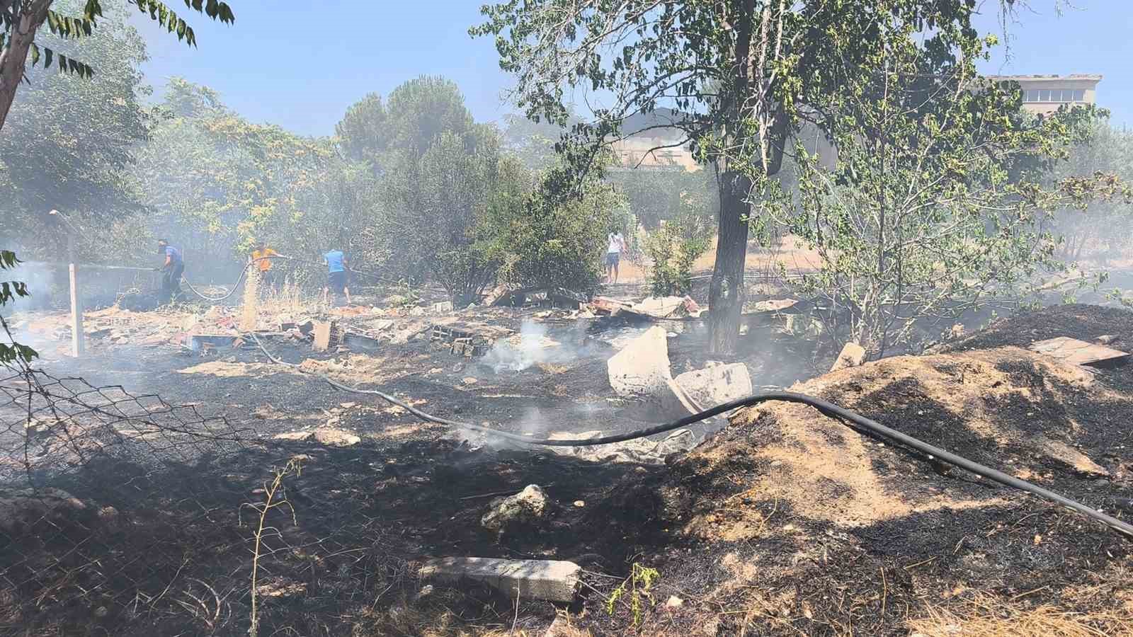 Denizli’de örtü yangını evlere sıçramadan söndürüldü 