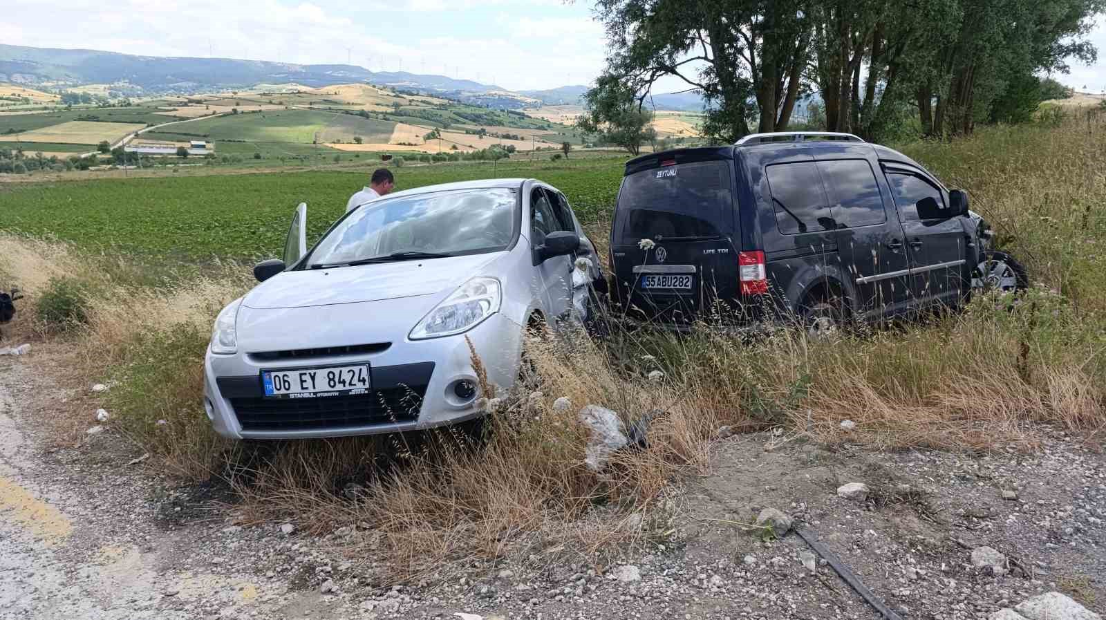 Otomobil ile hafif ticari araç çarpıştı: 2 yaralı 