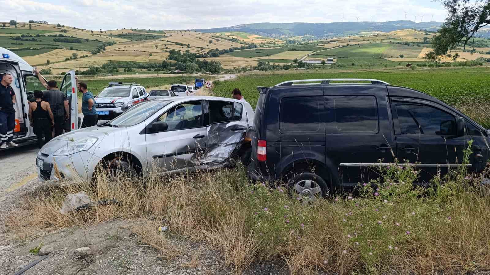 Otomobil ile hafif ticari araç çarpıştı: 2 yaralı 