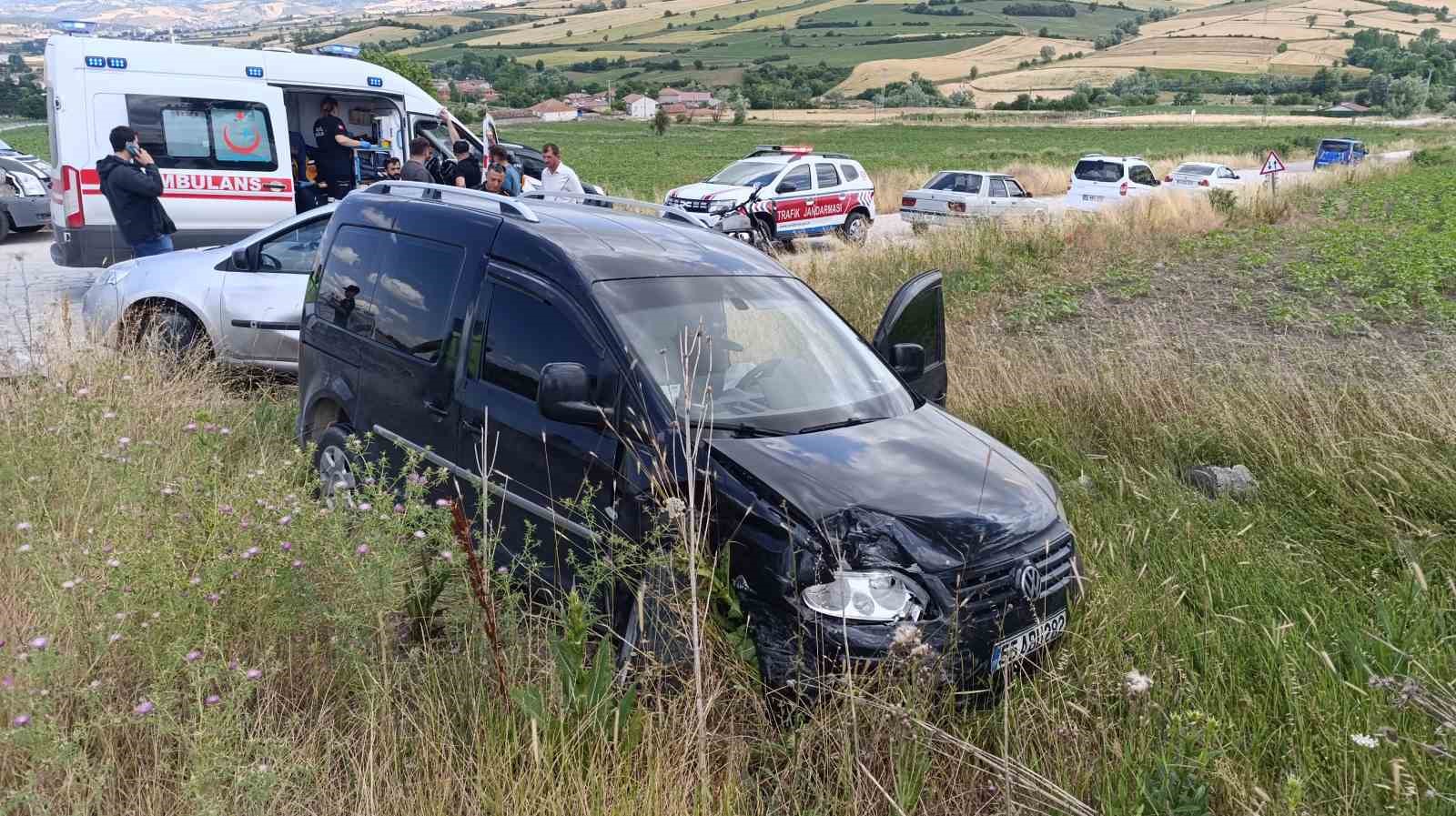 Otomobil ile hafif ticari araç çarpıştı: 2 yaralı 