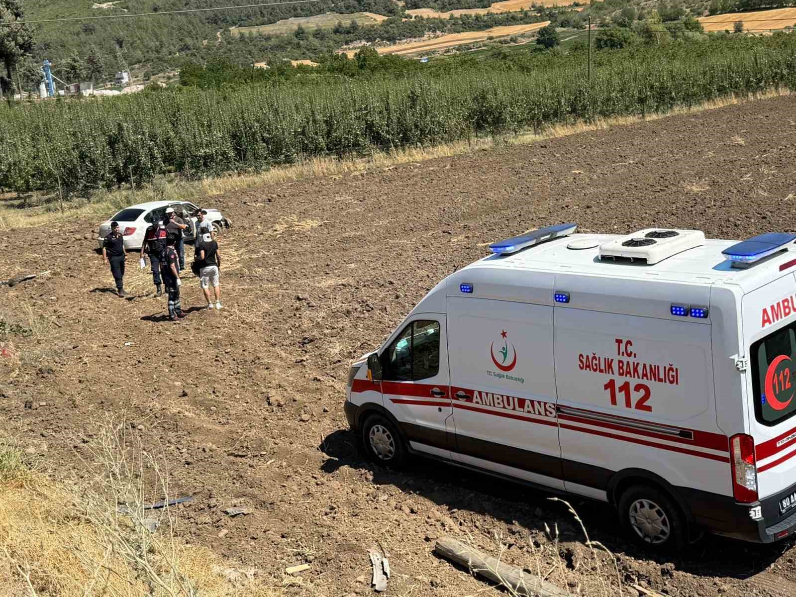 Osmaniye’de direksiyon hakimiyetini kaybeden sürücü tarlaya uçtu 