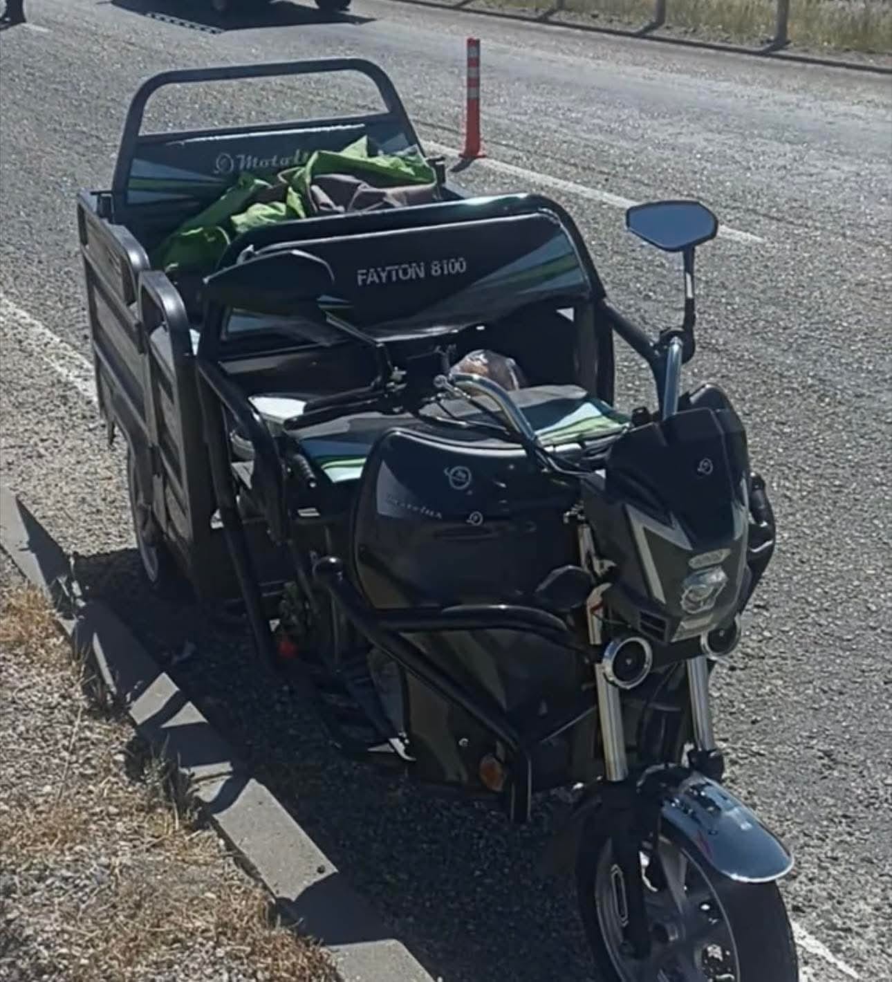 Ankara’da tırın sıkıştırdığı 3 tekerli motosiklet devrildi: 3 yaralı 