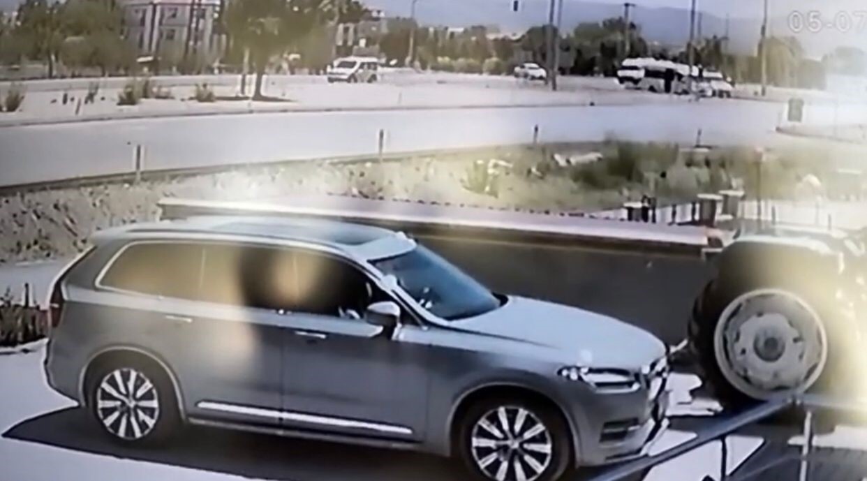 Otomobille çarpışan minibüs devrilmekten son anda kurtuldu: 3 yaralı 