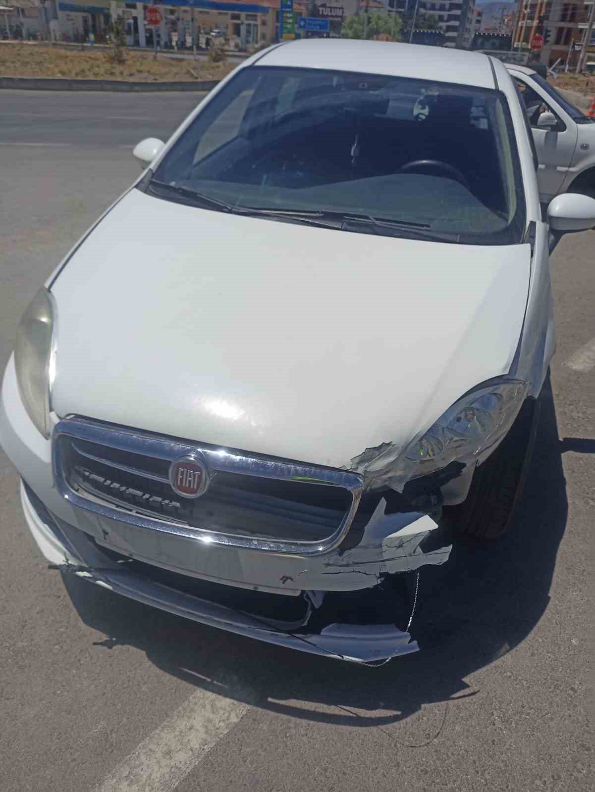 Otomobille çarpışan minibüs devrilmekten son anda kurtuldu: 3 yaralı 