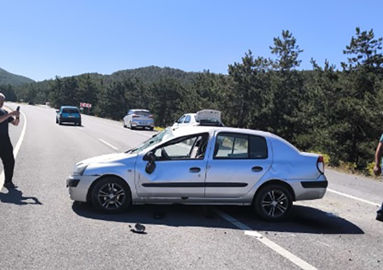 Tavşanlı’da otomobil takla attı: 3 yaralı 