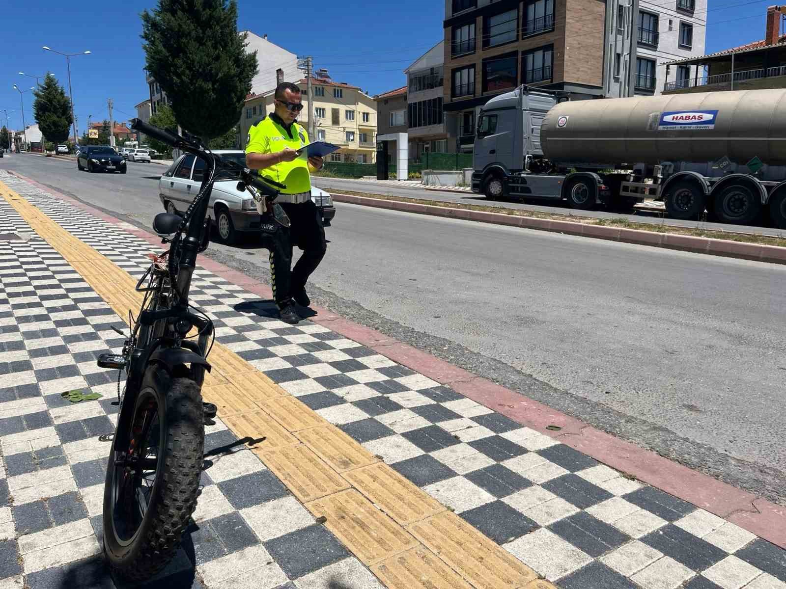 Tavşanlı’da motosiklet ile bisiklet çarpıştı: 3 yaralı 