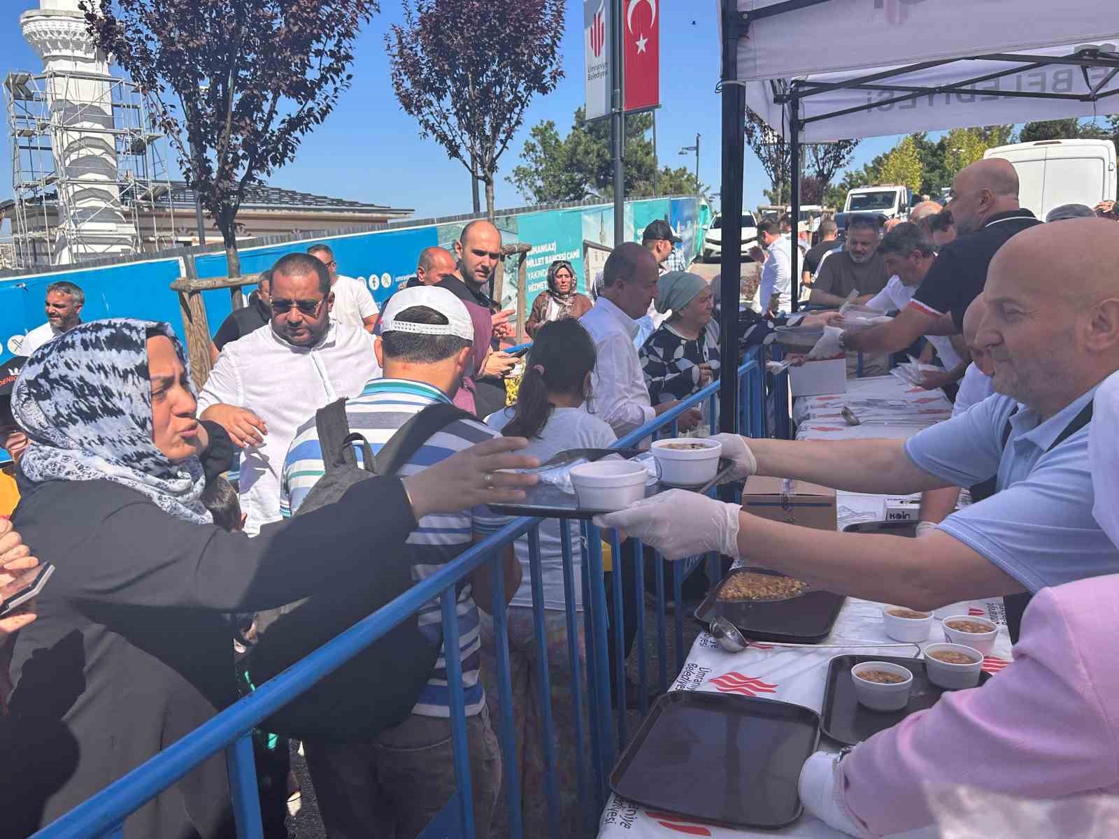 Ümraniye’de Osmangazi Millet Bahçesi’nde vatandaşlara aşure ikram edildi 