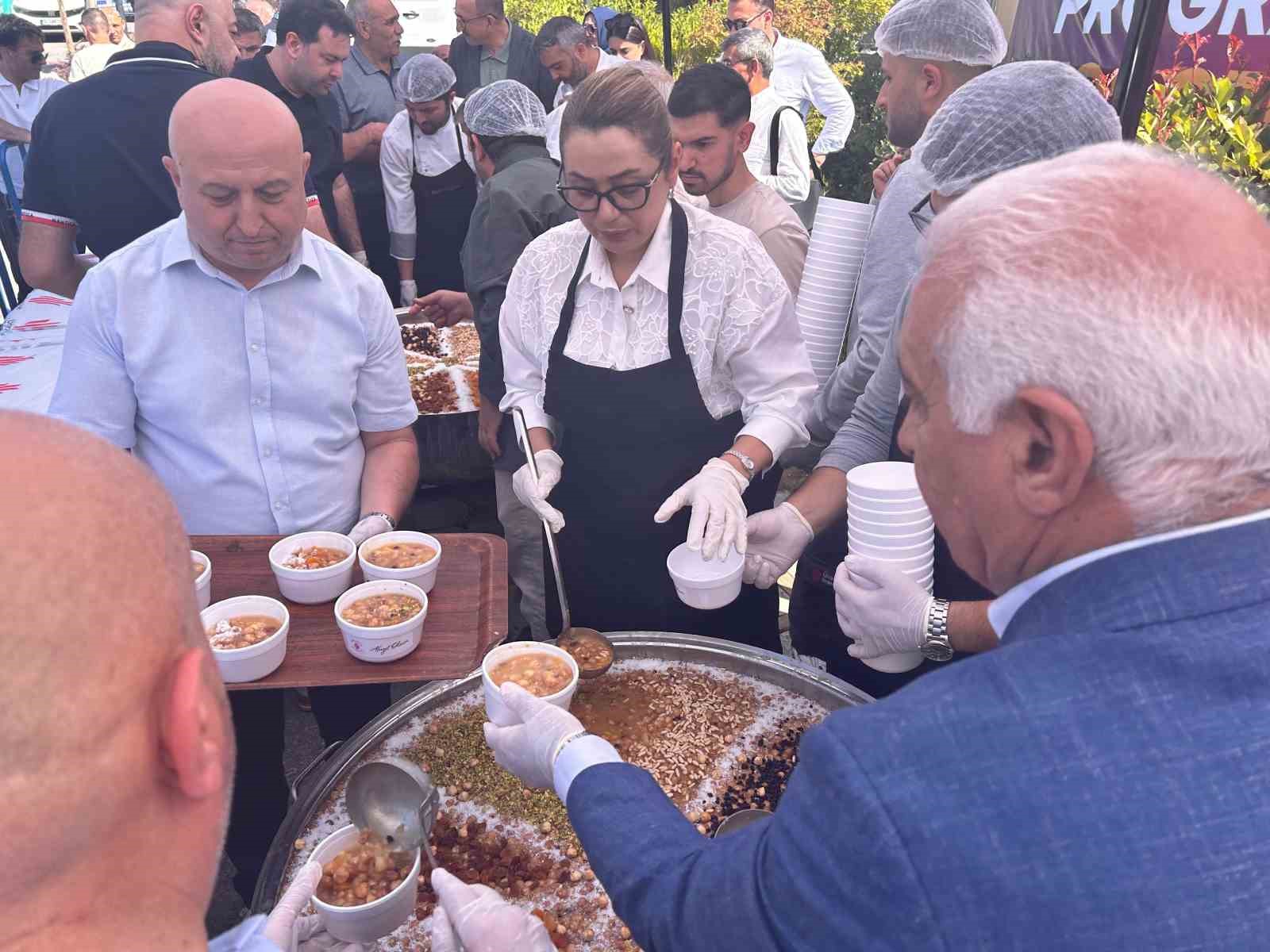 Ümraniye’de Osmangazi Millet Bahçesi’nde vatandaşlara aşure ikram edildi 