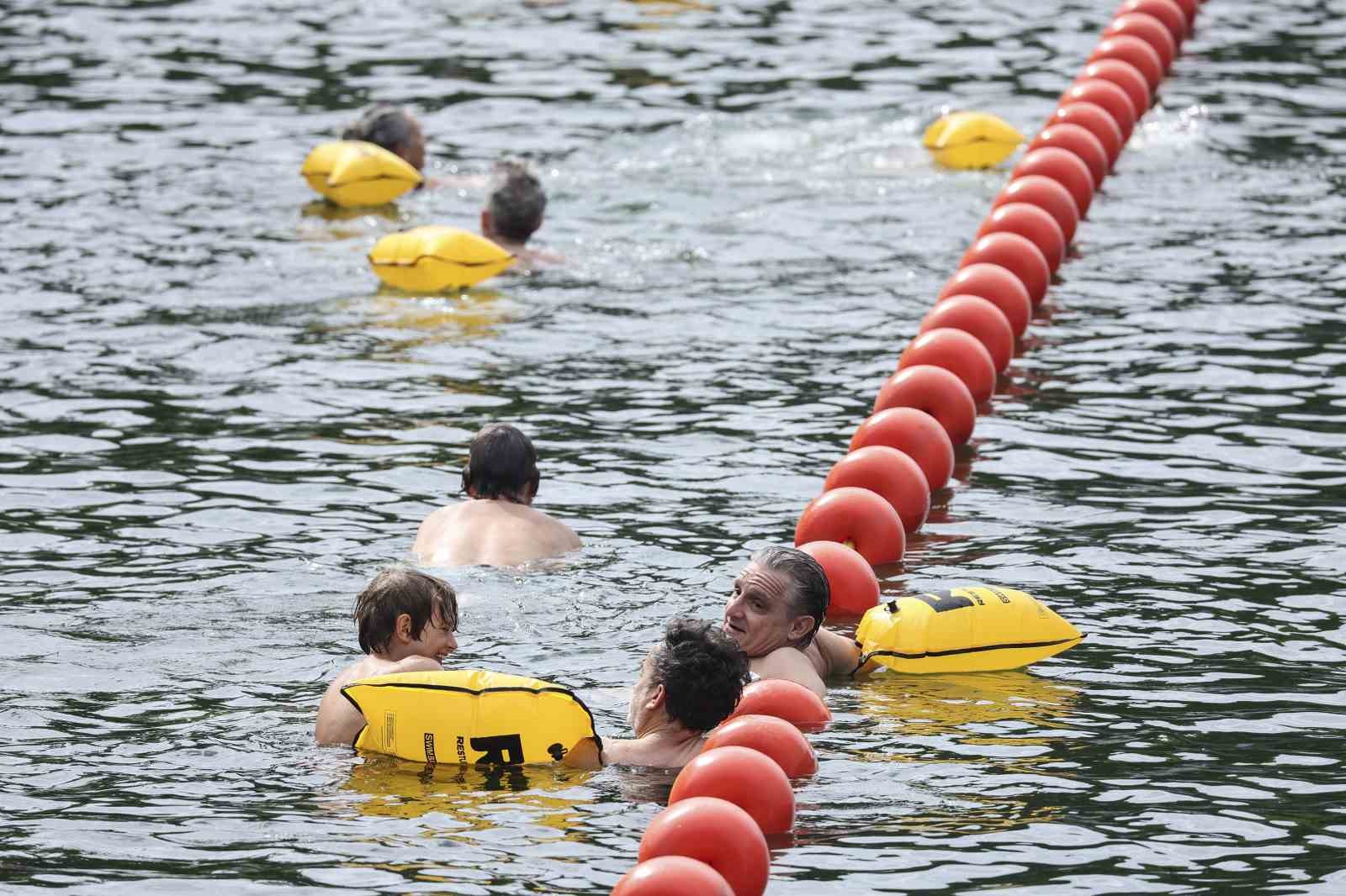 Fransa’da 102 yıl sonra ilk: Seine Nehri yüzmeye açıldı 