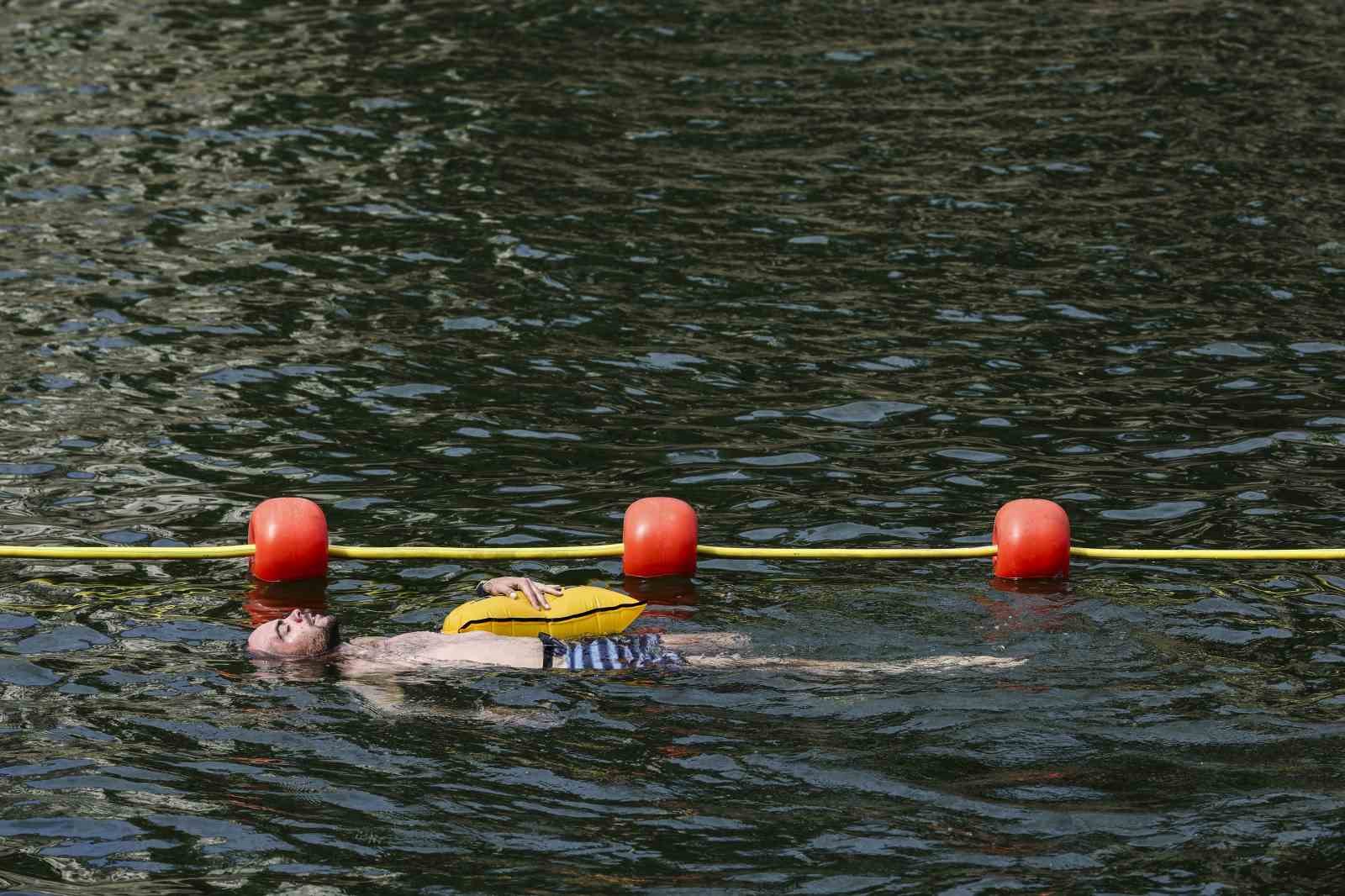 Fransa’da 102 yıl sonra ilk: Seine Nehri yüzmeye açıldı 
